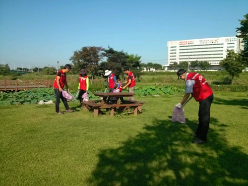 오산천을 청소중인 봉사단 사진